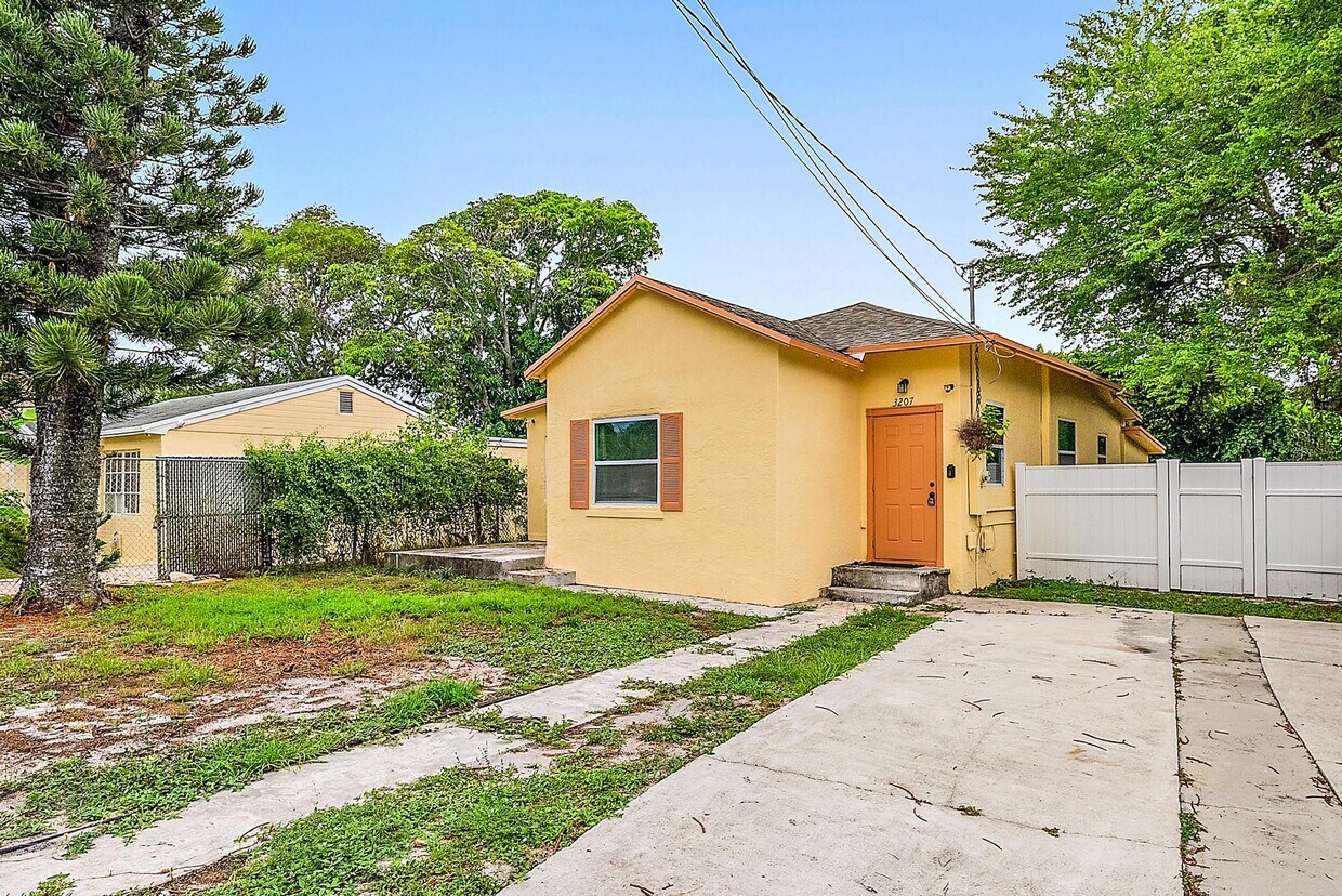Primary Photo - 3207 Pinewood Ave