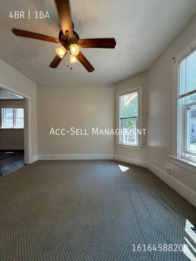 Building Photo - 901 Zeeland Ct NE