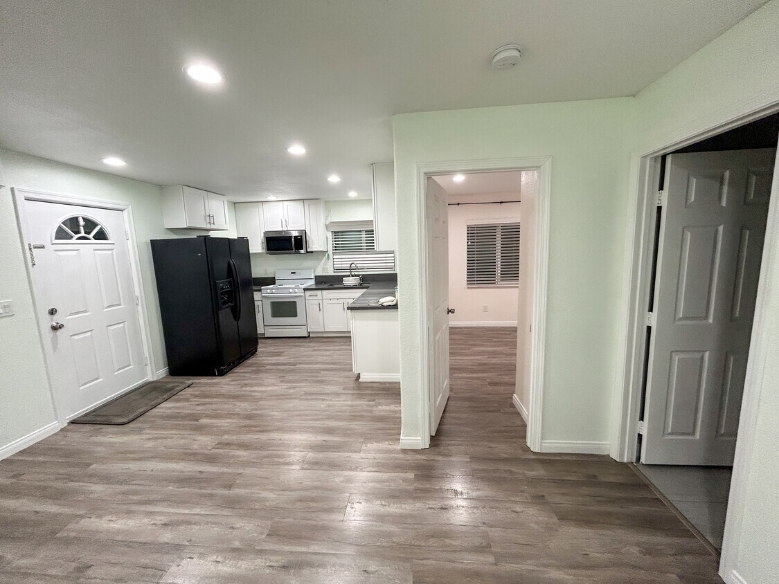 Kitchen/Dining - 15424 Bledsoe St
