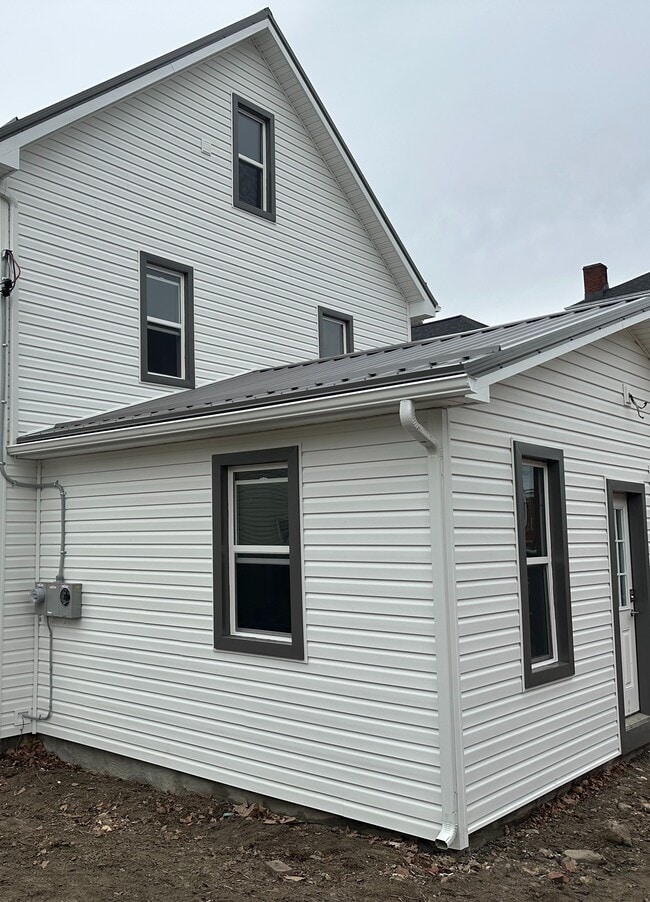 Building Photo - 573 Bedford St