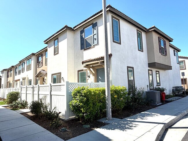 Foto del edificio - Almost BRAND NEW end unit Townhome in Winchester for Rent
