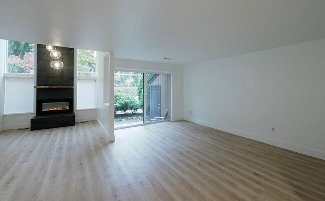 Building Photo - Beautiful townhouse available for rent
