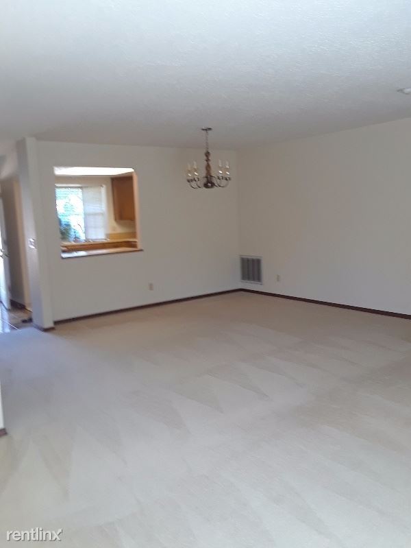 Building Photo - 2 br, 1.5 bath Townhome - 1649 NE 169th Ave