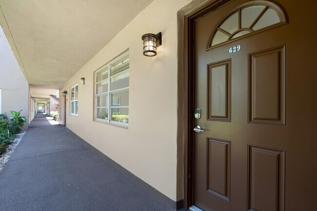 Building Photo - 629 Burgundy N