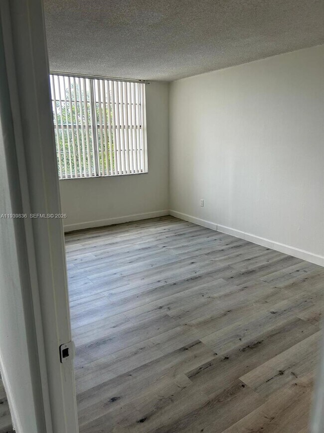 Foto del edificio - 496 NW 165th St