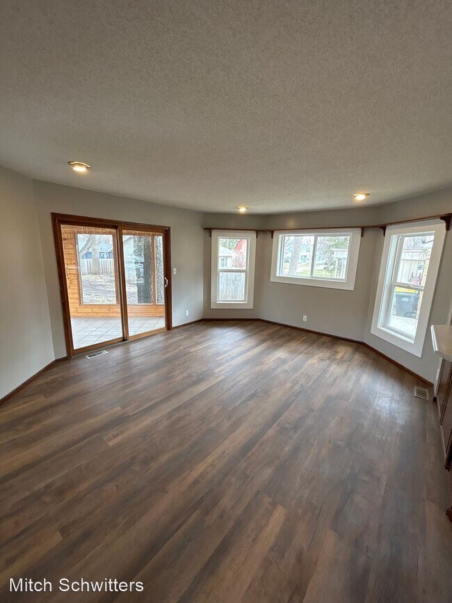Building Photo - 4 br, 2.5 bath House - 811 4th St. Down