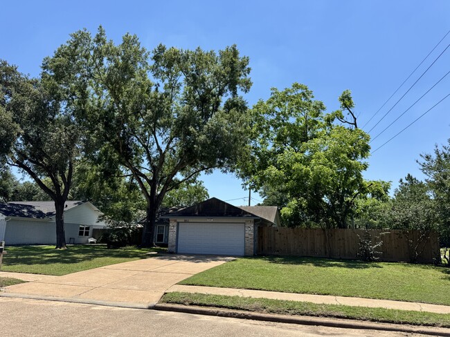 Building Photo - 9811 Charter Ridge Dr