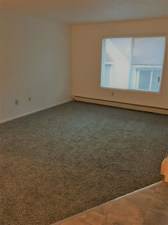 Building Photo - 1200 Woodside Dr