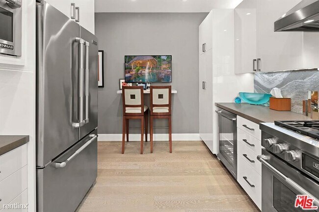 Building Photo - 2 br, 2.5 bath House - 11500 San Vicente B...
