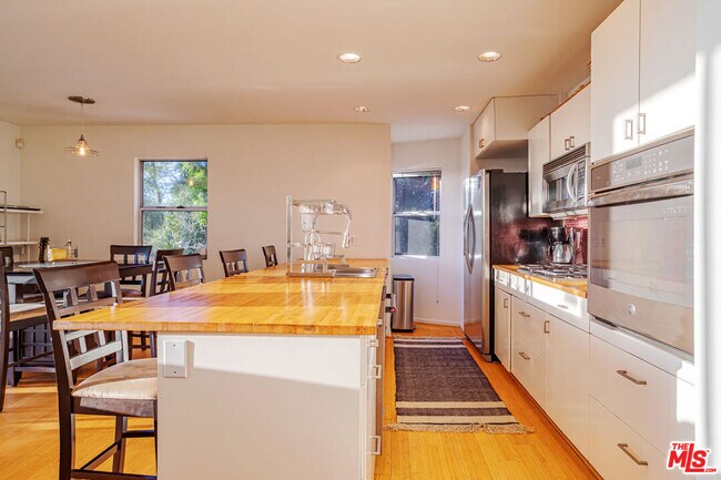 Foto del edificio - 2439 Silver Ridge Ave