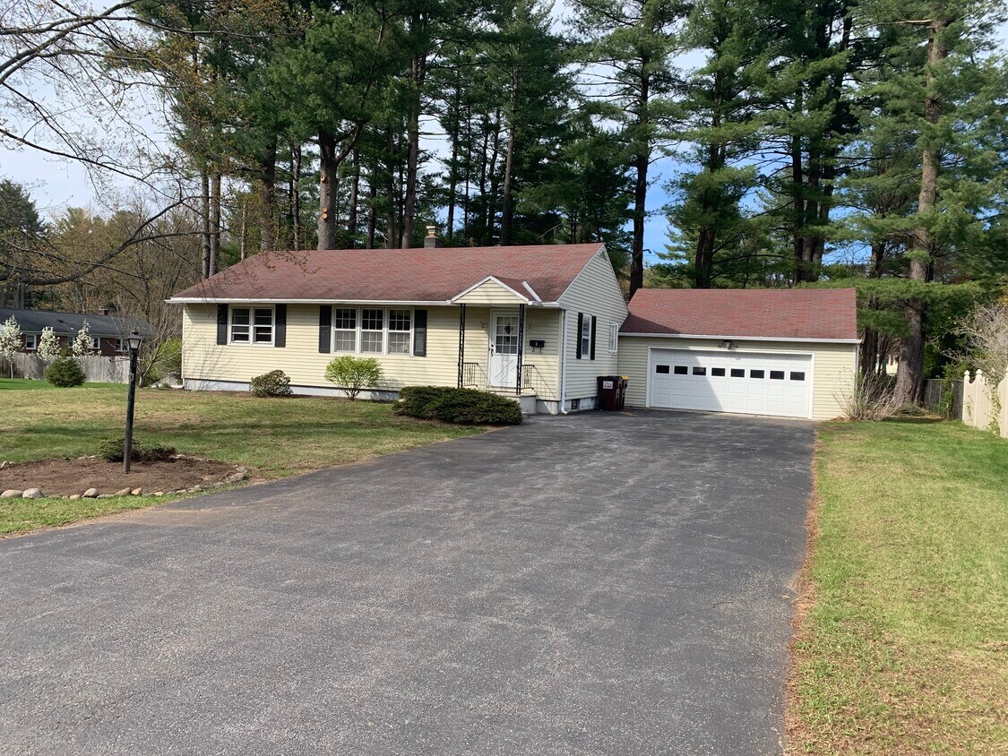 8 min from AMCH quiet neighborhood - 3 Shephard Ave