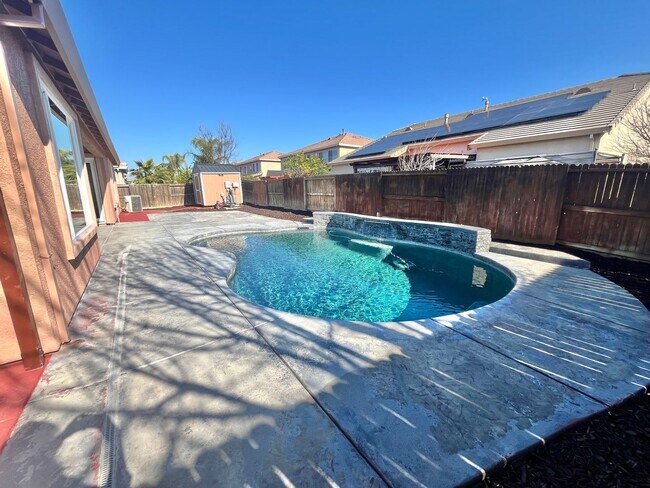 Building Photo - Beautiful 4 Bedroom 2.5 Bath with a Corner...