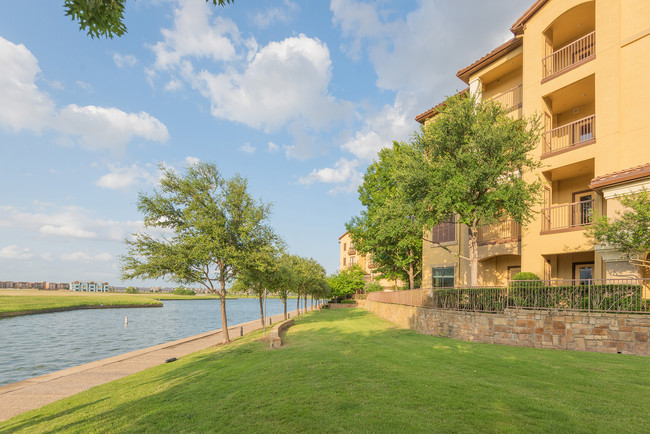 Paseo frente a la costa en Lake Carolyn - Monterra Las Colinas Apartments