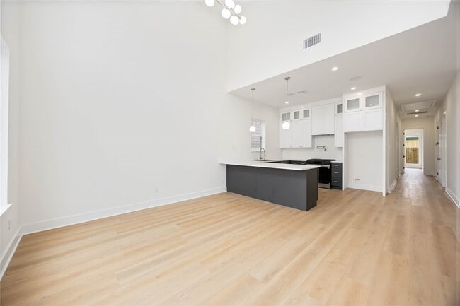 Building Photo - 422 E 41st St