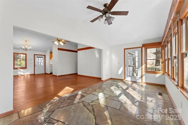 Foto del edificio - 550 Kinross Dr