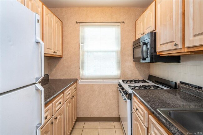 Building Photo - 450 Pelham Rd