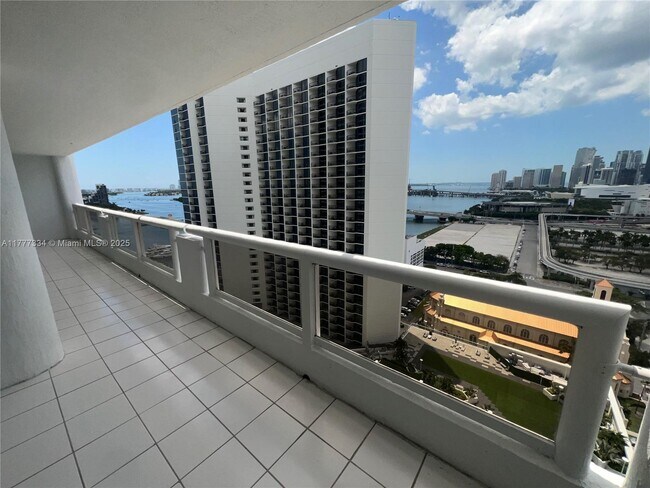 Foto del edificio - 1717 N Bayshore Dr