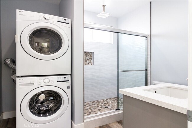 Foto del edificio - 8221 Louise Ave