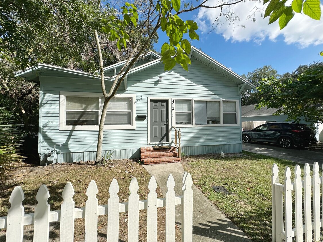 Foto principal - 3 Bedroom, 2 Bath Historic House Near UF!