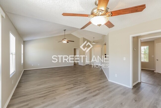Building Photo - Gorgeous 3 bdrm, split floorplan with pool!