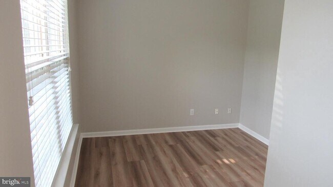 Foto del edificio - 1045 Fallbrook Ln