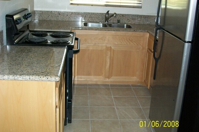 Building Photo - 2 Bed 1.5 Bath Condo