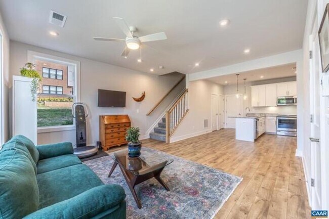 Foto del edificio - 3 BR, 2.5 Ba end unit in Brookhill Commons with garage and including water