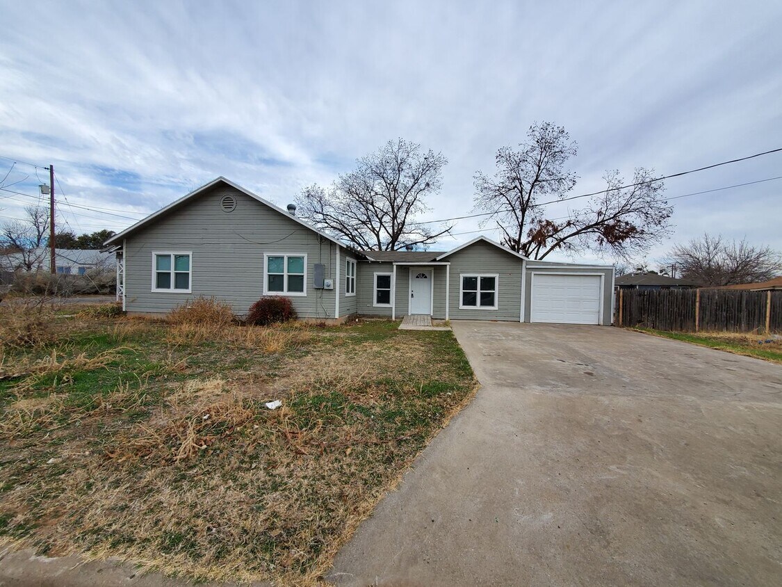 Foto principal - Large remodeled 3 bedroom home with open k...