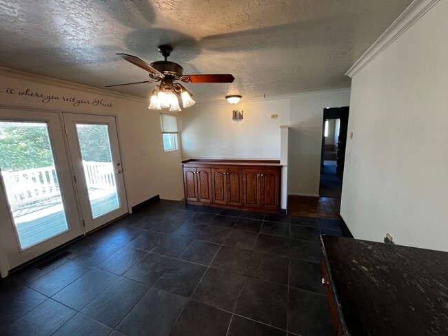 Building Photo - Beautiful 6 Bedroom/4 Bathroom in Centerville