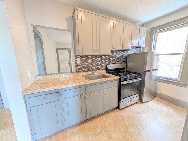 Building Photo - 2Bed 1 Bath