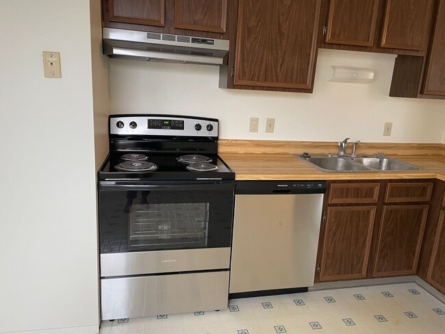 Building Photo - Large, Quiet Home In Union/Englewood