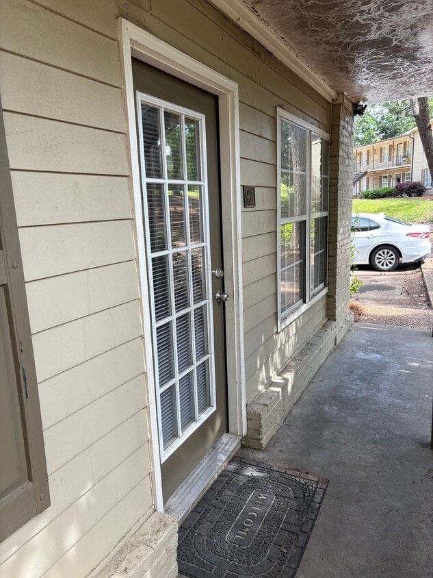 2 Bedroom 1 Bath Apartment Close to Campus! Available Now! - 2 Bedroom 1 Bath Apartment Close to Campus! Available Now!