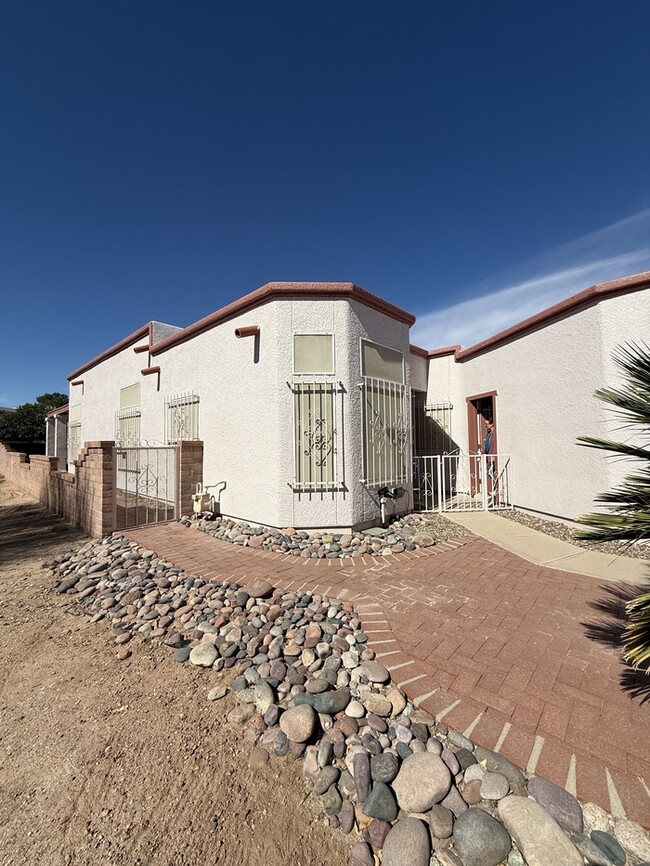 Building Photo - HOUSE FOR RENT