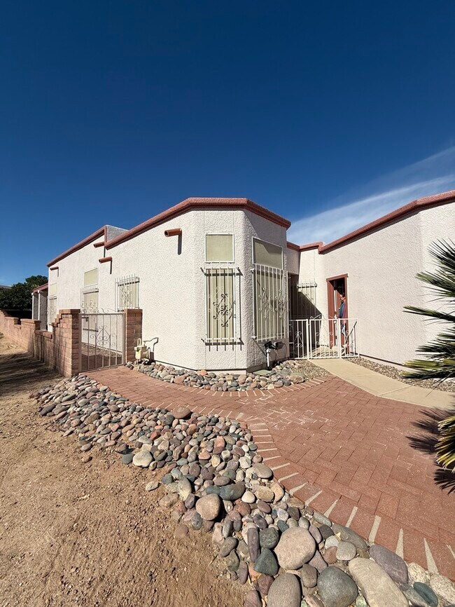 Foto del edificio - HOUSE FOR RENT