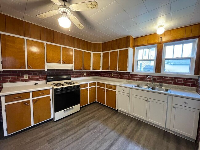 Foto del edificio - 2549 Elmwood St
