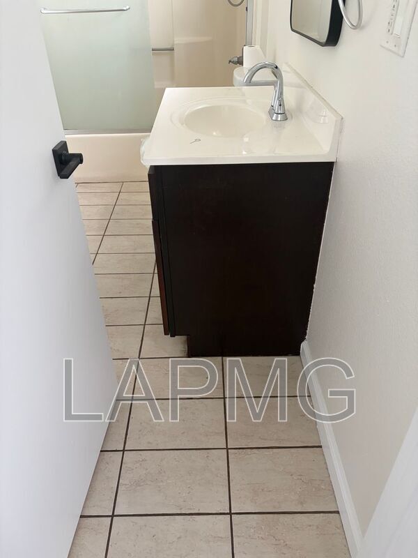 Building Photo - 432 N Kingsley Dr