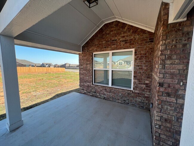 Building Photo - Stellar 3 Bed! Awesome Floorplan!