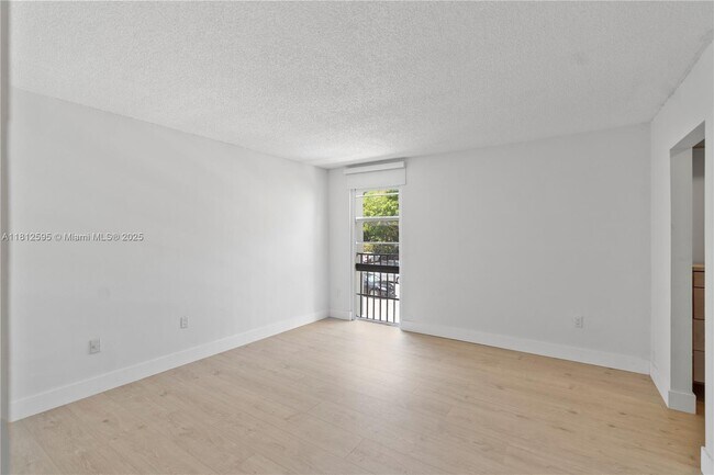 Foto del edificio - 6886 N Kendall Dr