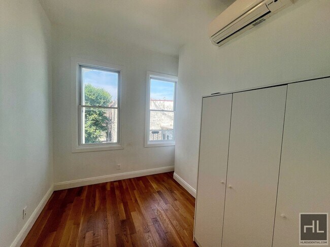 Foto del edificio - 3BR 1BA Sunny Sky Light Top Floor