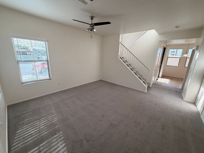 Foto del edificio - End Unit Tempe Townhome w/Garage *NEW* Paint