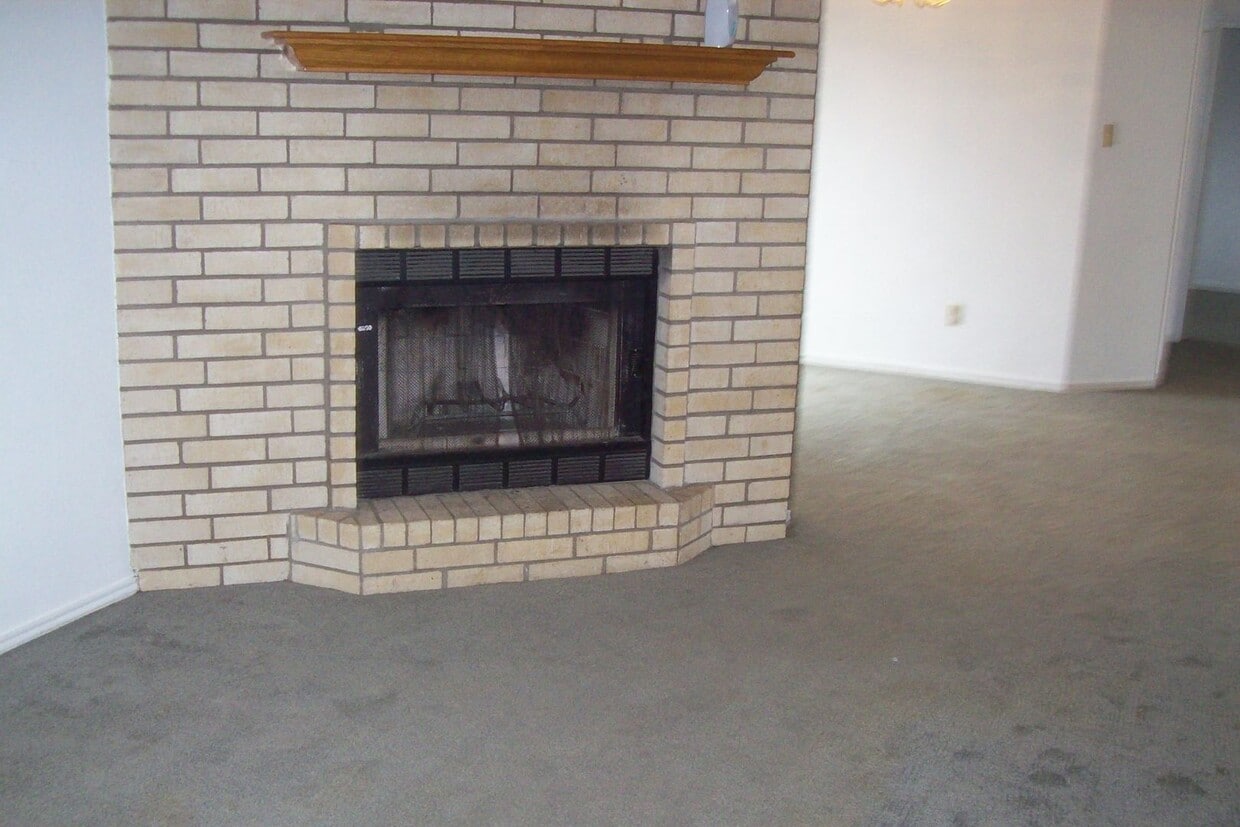 Building Photo - Cozy Midway House