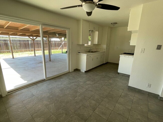 Foto del edificio - 4 Bedroom 2 Bath Ranch Style Home in Lemoore