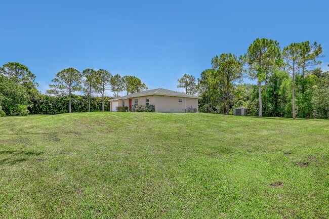 Foto del edificio - 17892 Hamlin Blvd