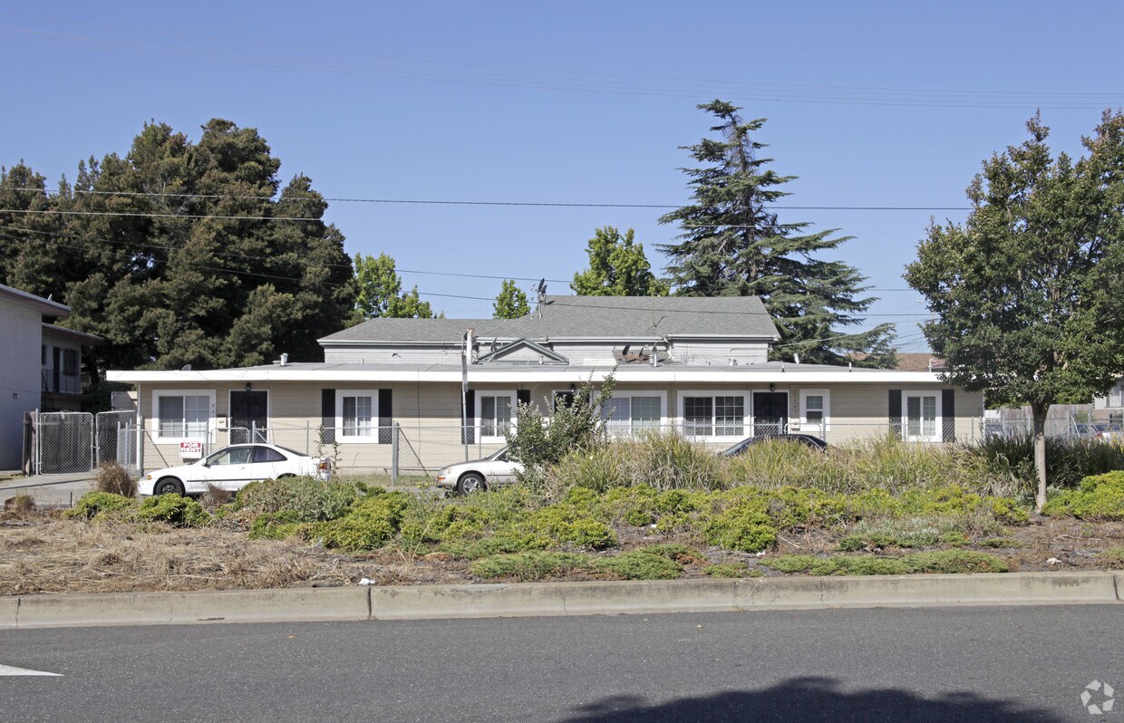 Building Photo - 9405-9411 Bancroft Ave