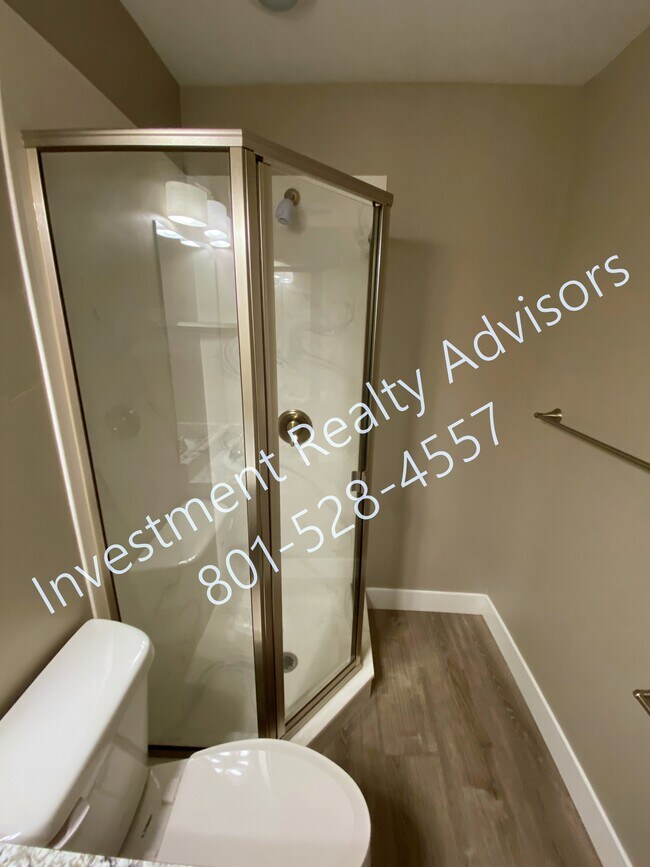 Building Photo - 263-265 S Poplar Ct-B