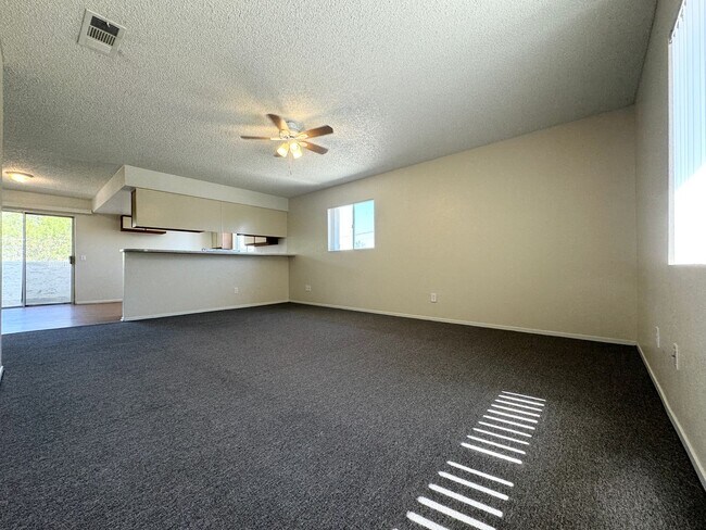 Building Photo - COMING SOON!! 2 Bedroom 2 Bathroom UPSTAIR...