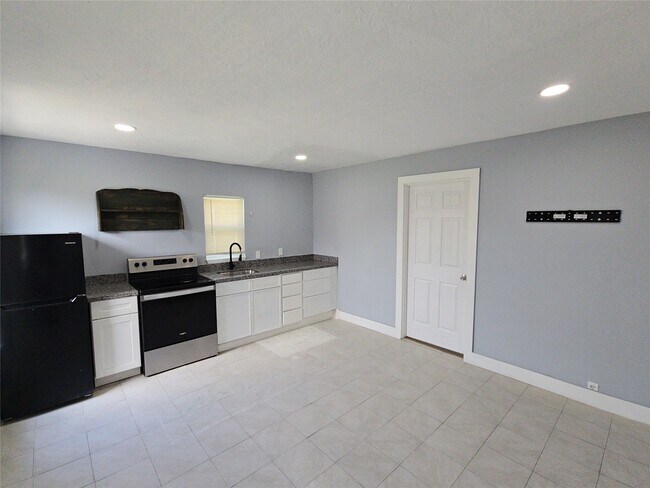 Building Photo - 9010 Linda Vista Rd