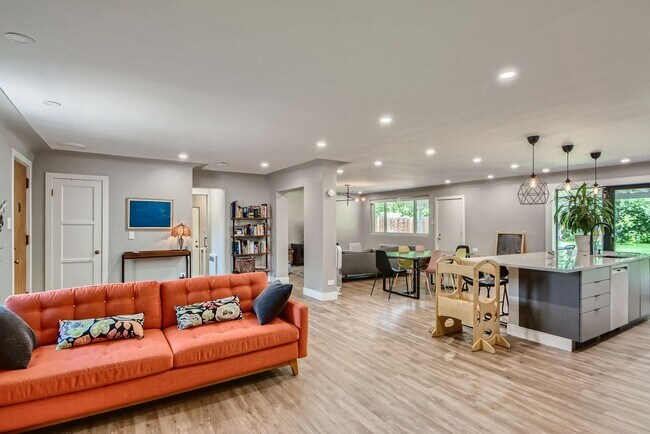 Foto del edificio - Evolve Real Estate: Meticulously Maintained 3 Bed RANCH Home with Deck and Large Backyard Availab...