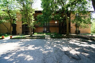 Building Photo - 1617 Maple Terrace