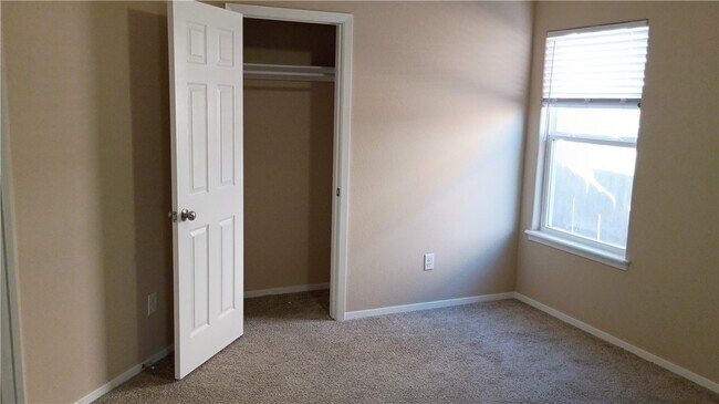 Foto del edificio - 905 SW Loudon Dr